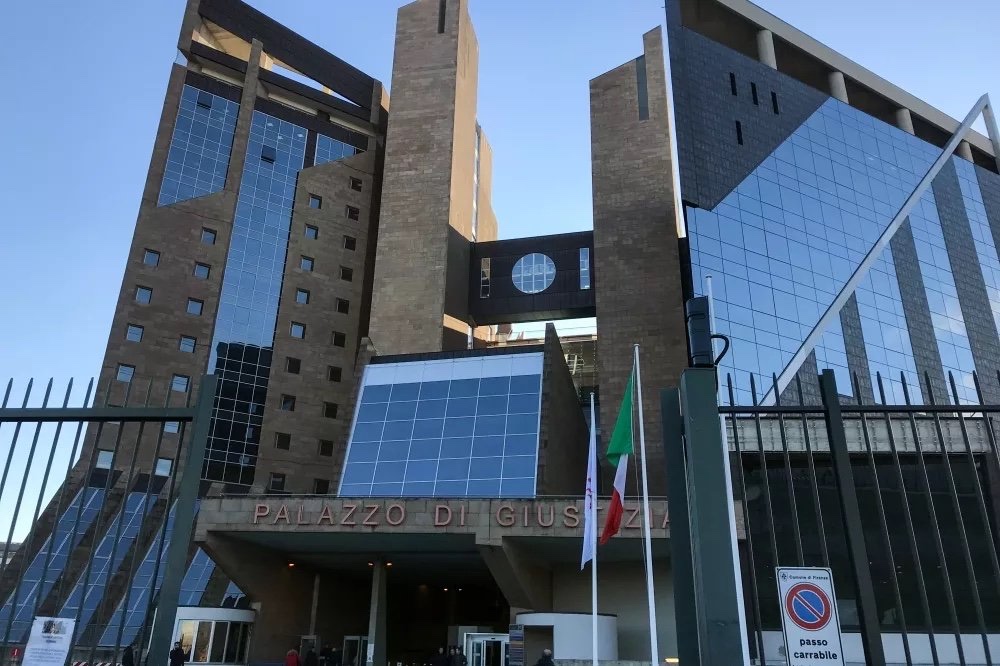 Rapinò e violentò una cameriera, a processo un 19enne