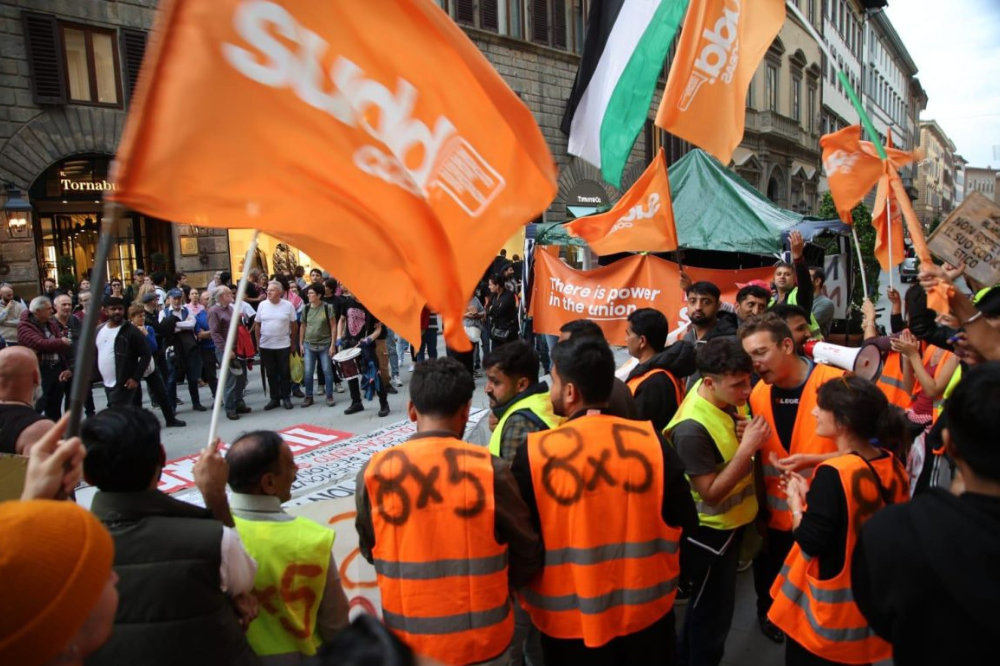 Blitz degli operai della ditta L’Alba nella boutique Patrizia Pepe: “Vogliamo i nostri stipendi”