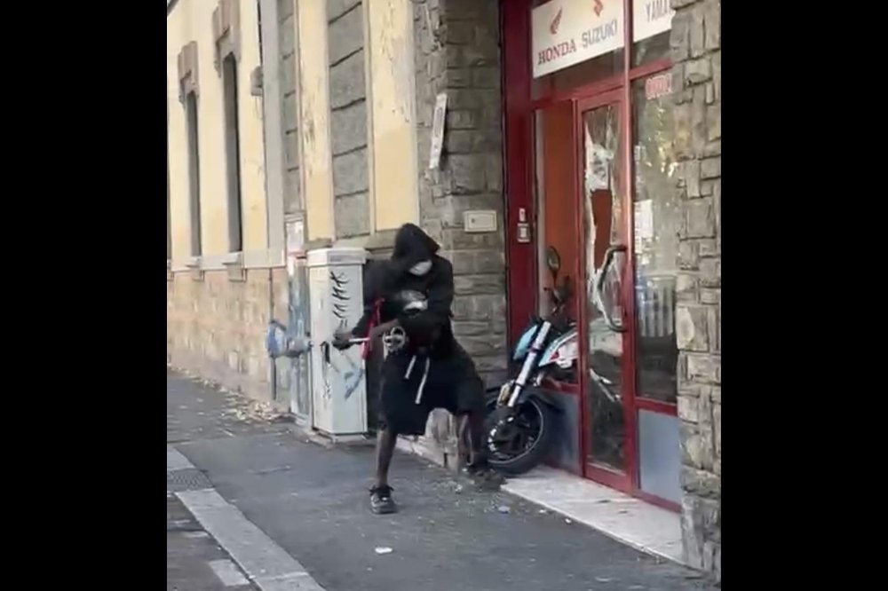 Solidarietà del Comune al negoziante ‘spaccato’ in via Circondaria