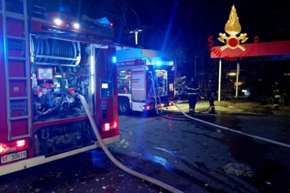 Fiamme al distributore di benzina in viale Europa, arrestato il piromane