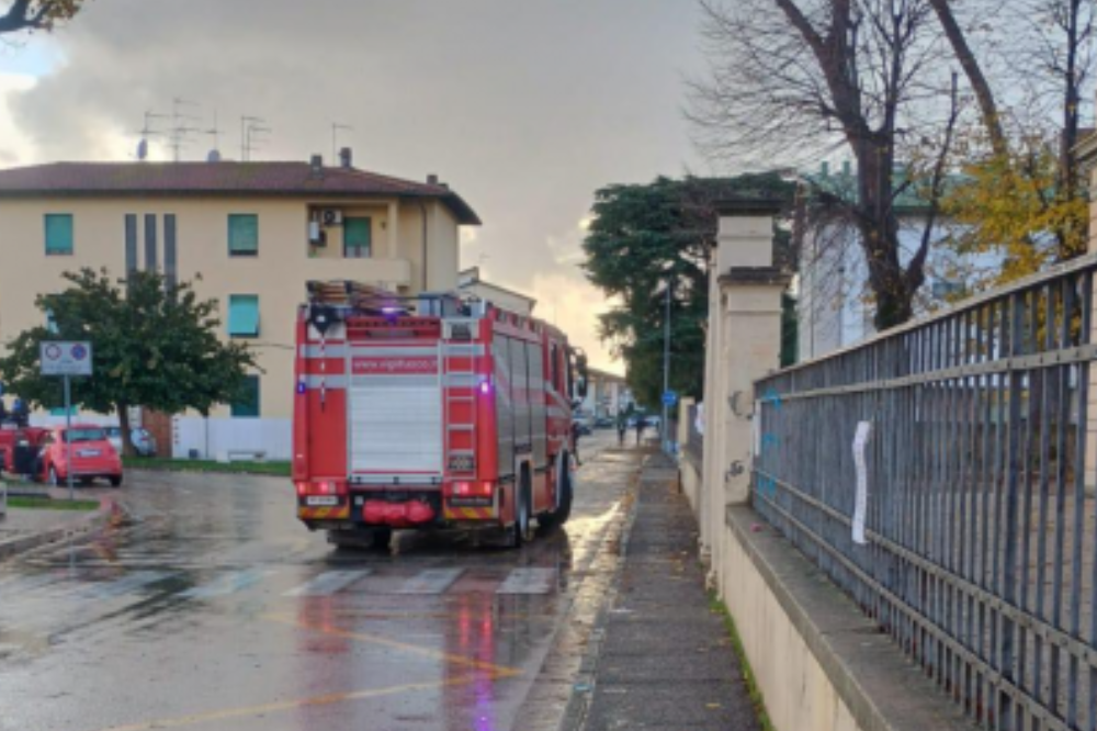 Vento forte, guaina del tetto della scuola ferisce un bambino