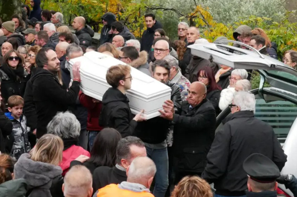 Bimbo morto all'asilo, chiesa gremita e commozione per i funerali