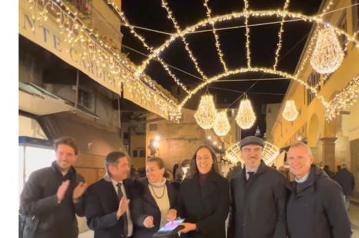 Ponte Vecchio accende le luci di Natale