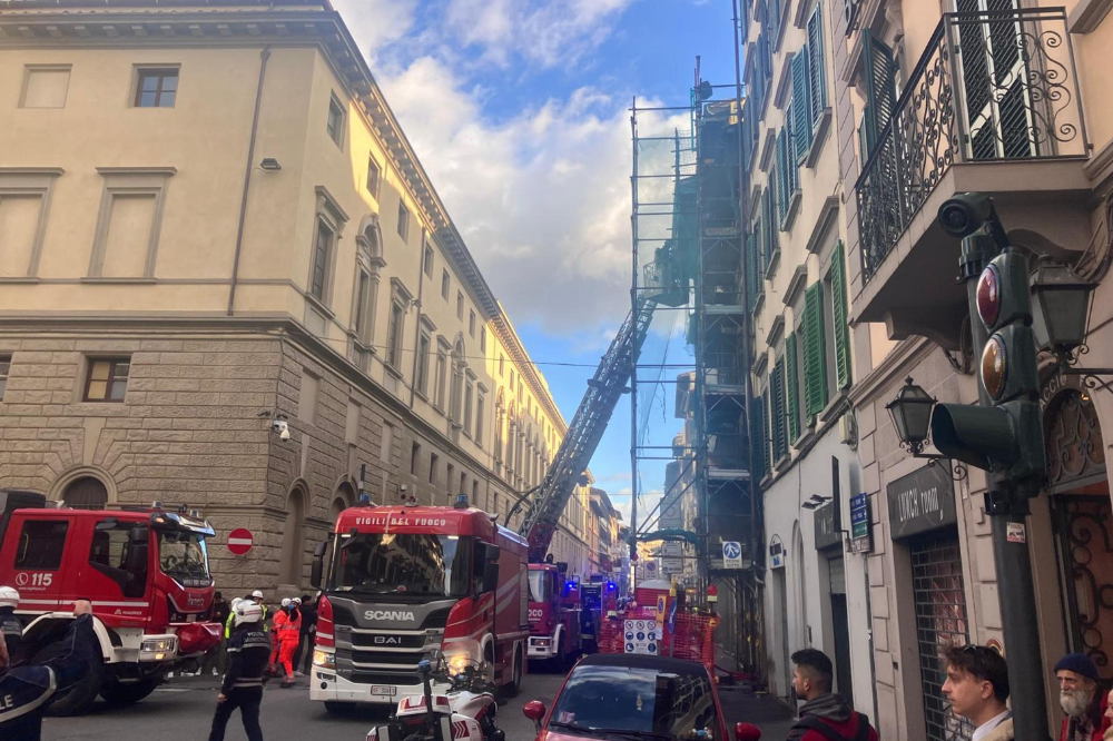 A fuoco una macelleria nel centro di Firenze, chiusa via Santa Caterina da Siena