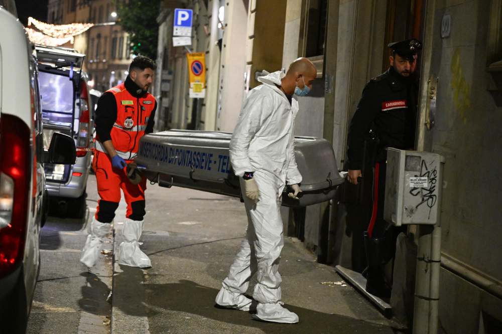 Firenze, marito e moglie trovati morti in casa in un bagno di sangue
