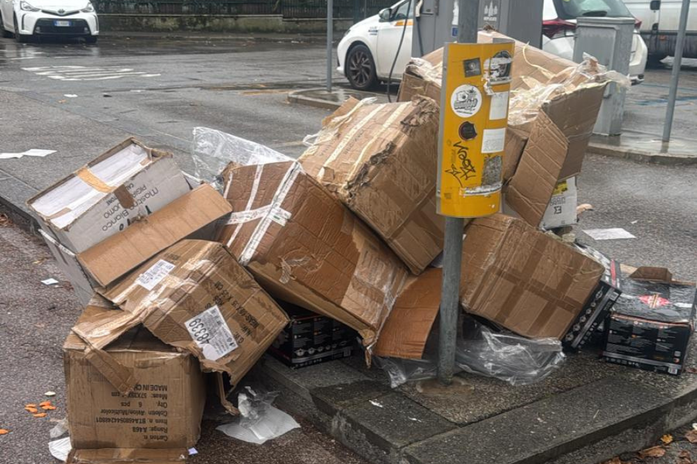 Sporcizia e rifiuti abbandonati in via Portogallo
