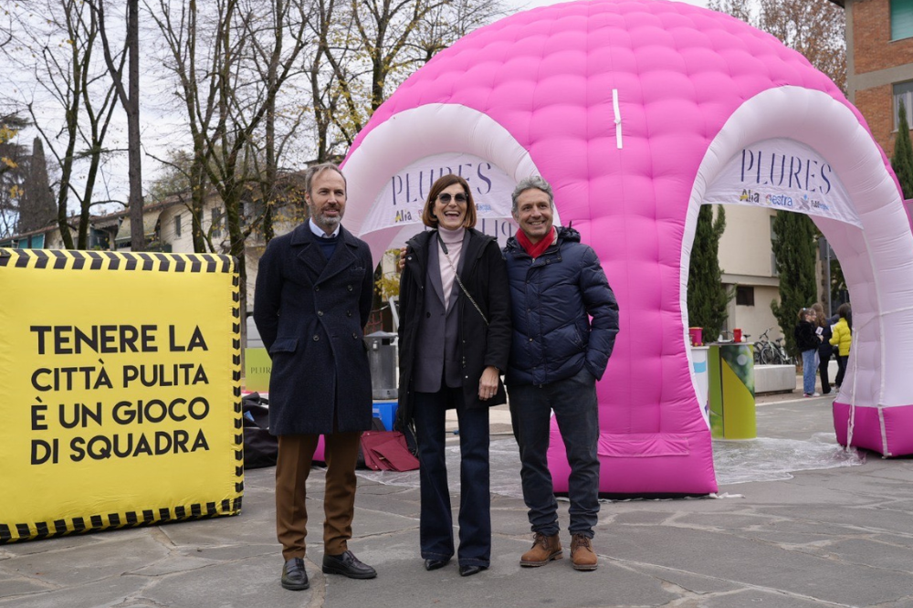 Firenze, 300 segnalazioni a settimana per rifiuti abbandonati: educazione e tecnologia in piazza dell’Isolotto