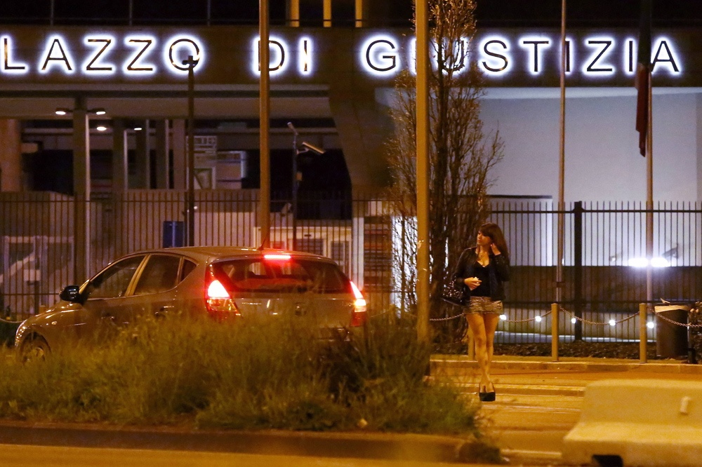 A Novoli protesta dei residenti contro spaccio e prostituzione