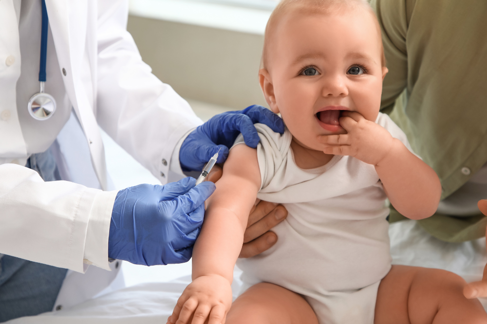 Lunghe attese e pochissimi posti per far vaccinare il proprio figlio di pochi mesi