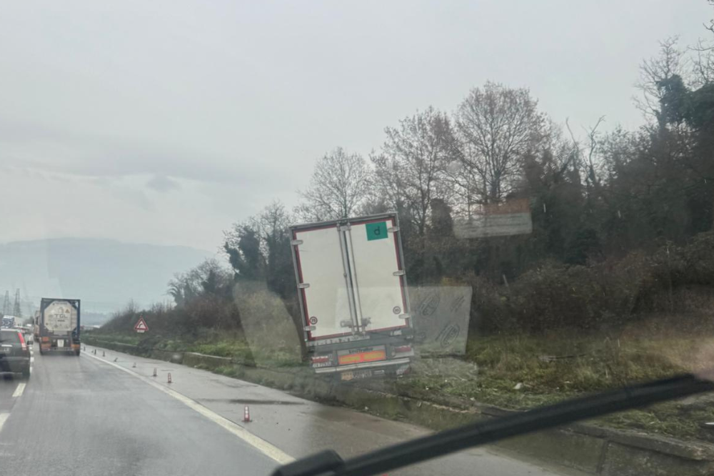 Camion fuori strada in A1