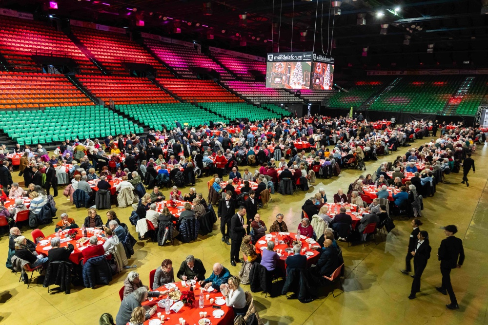 Al Mandela Forum 1.000 anziani per il pranzo di Natale