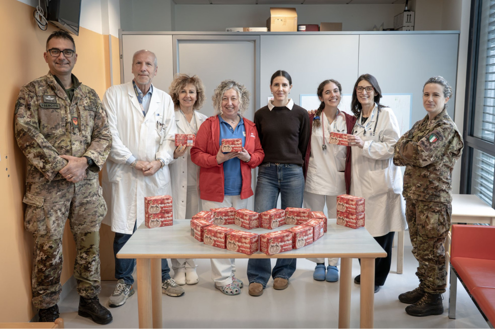 Paracadutisti del “Nembo” portano dolci e solidarietà nei reparti pediatrici