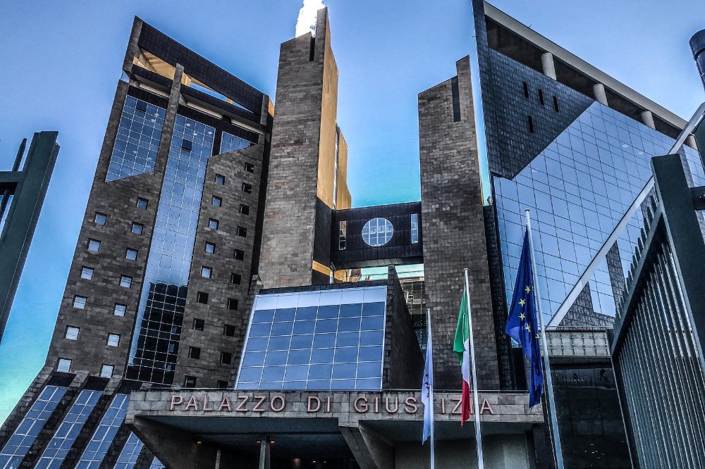 Firenze: violenza sessuale su minore e atti persecutori, arrestato 52enne