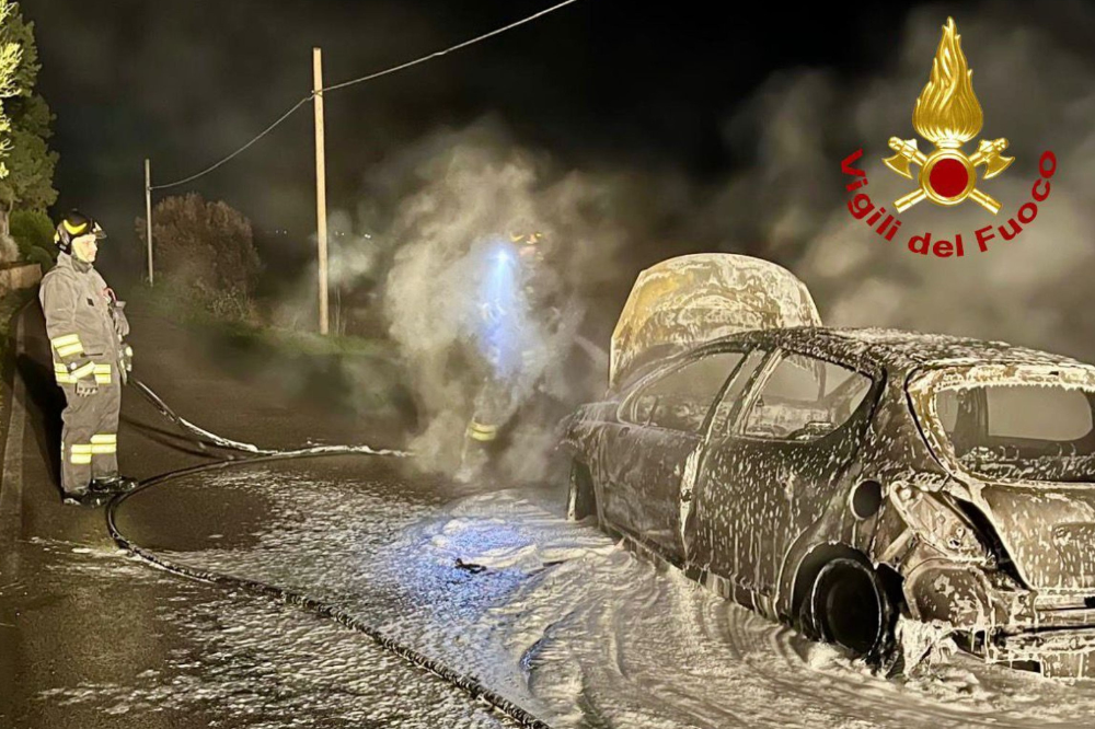 A fuoco 10 veicoli a Prato, indagini per incendi dolosi