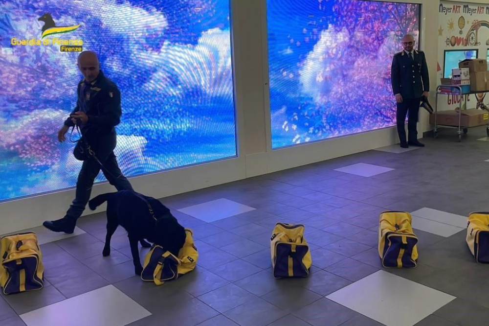 Natale: visita della Gdf ai bimbi ricoverati al Meyer