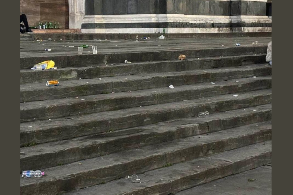 Santa Croce soffocata dalla sporcizia: la scalinata della Basilica ridotta a discarica dopo la movida