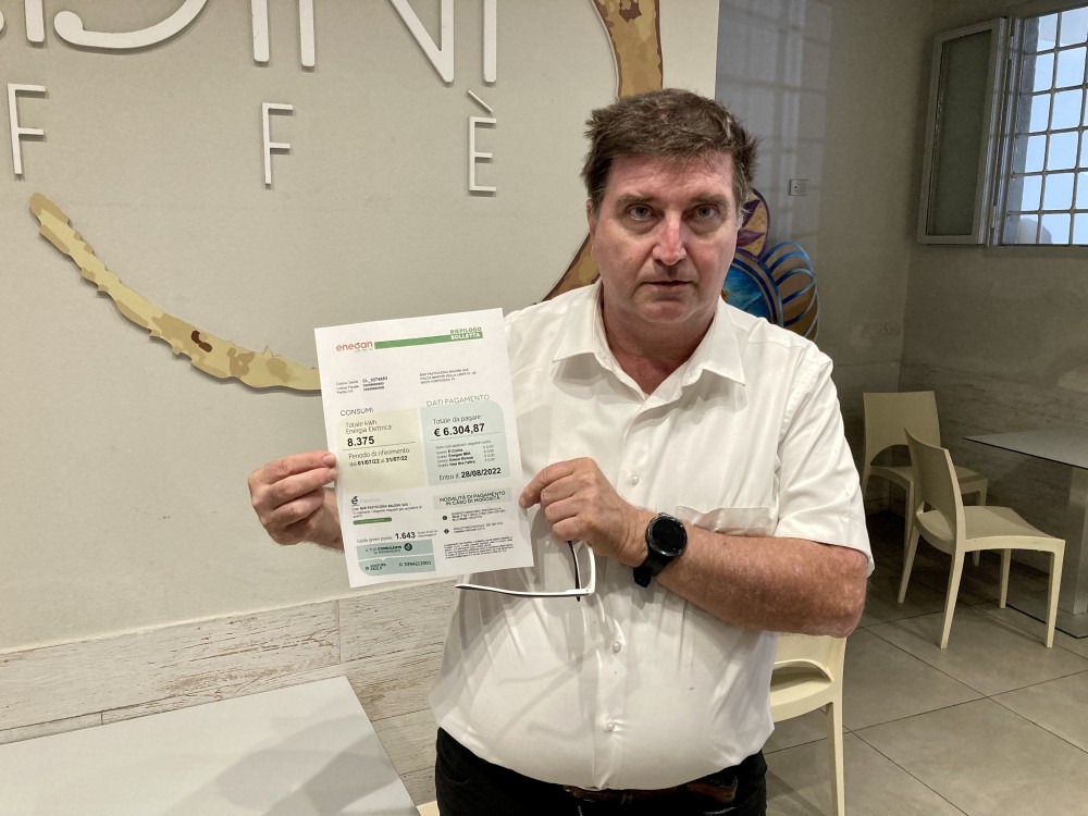 Bollette insostenibili: a Firenze il progetto “Adotta una bolletta” aiuta chi rischia di non arrivare a fine mese