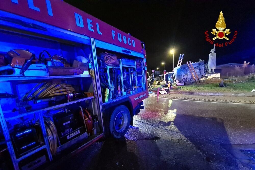 Incidente nella notte sul Lungarno Aldo Moro, auto si ribalta e finisce contro la statua di Folon