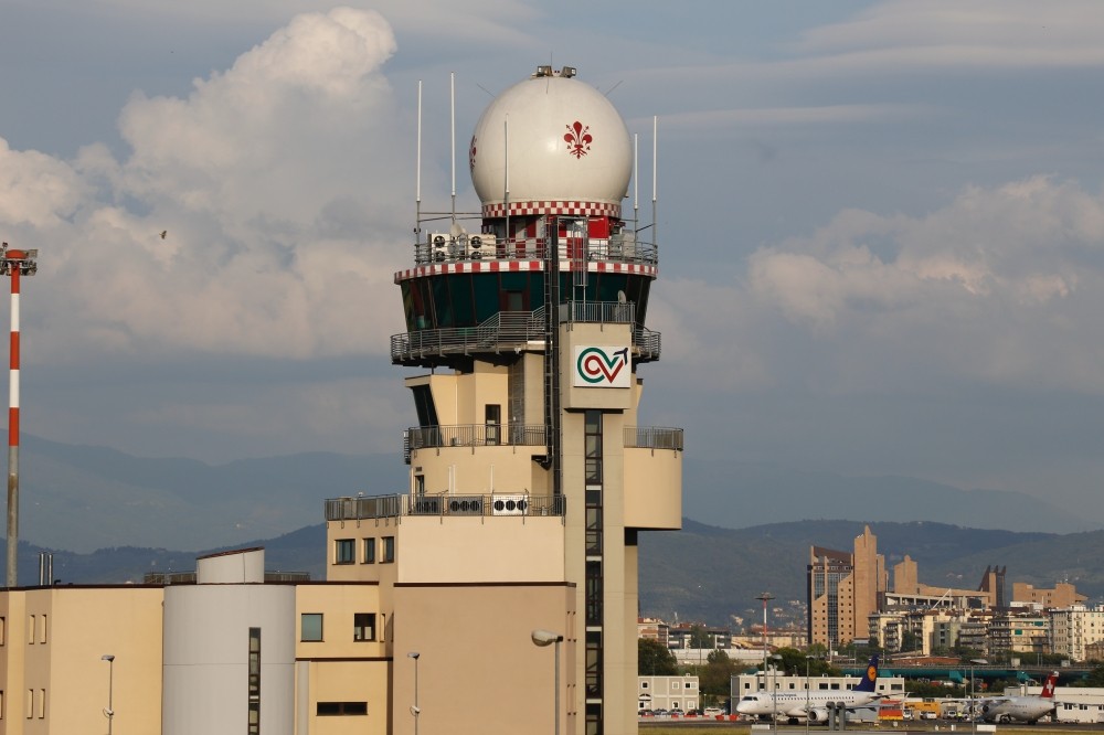 Ritardi e voli cancellati per il vento all'aeroporto di Firenze