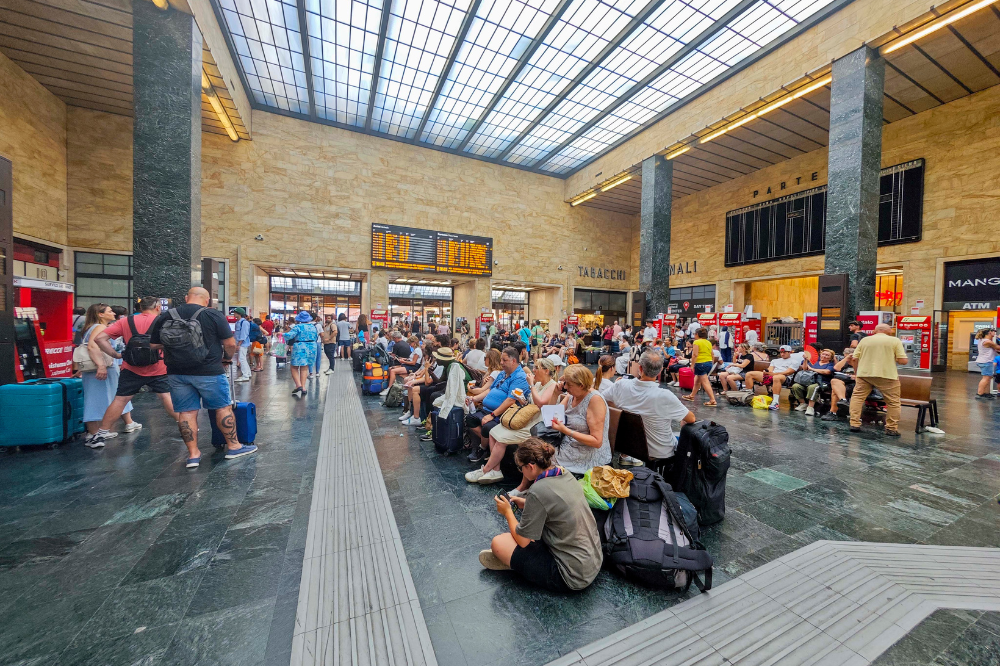 Attimi di paura alla stazione di Santa Maria Novella per il distacco di un pezzo di intonaco