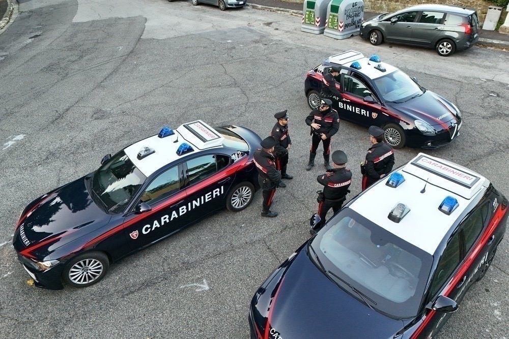 Con pistole e fucili sparano colpi in un circolo a Prato, indagini in corso