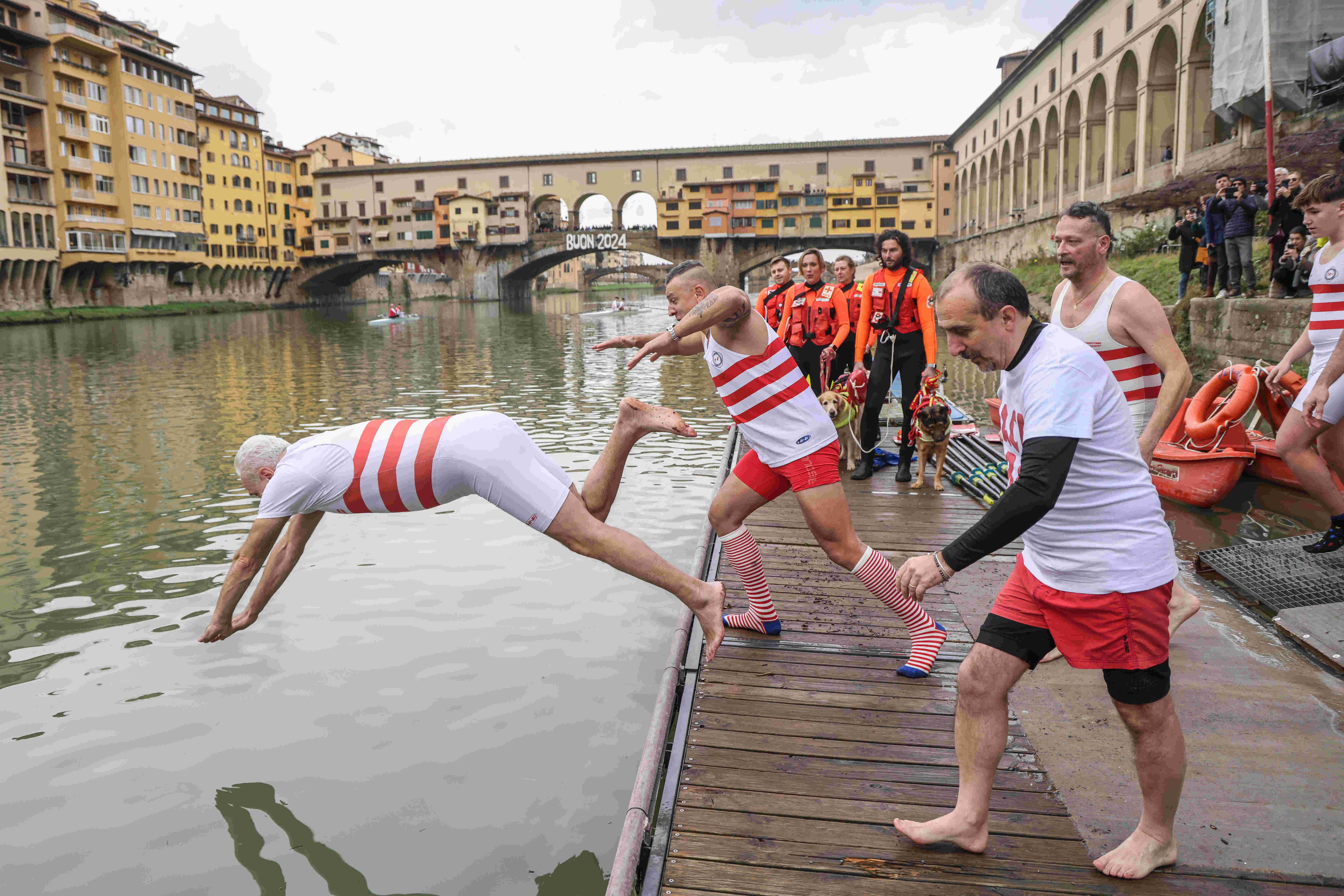 Tradizionale tuffo in Arno per Giani