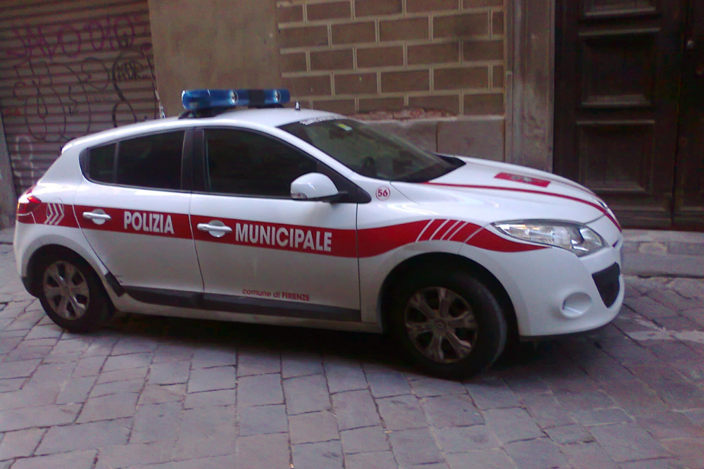 Lascia l'auto in sosta in Zcs e viene sanzionata, ma aveva registrato il veicolo: multa annullata