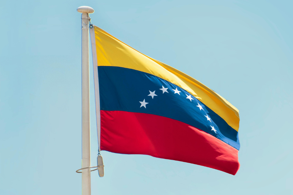 Manifestanti venezuelani applaudono l’arresto di Maduro