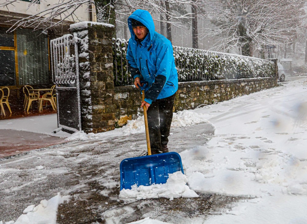 Neve e viabilità critica in Toscana: rallentamenti  alla raccolta porta a porta nelle aree collinari