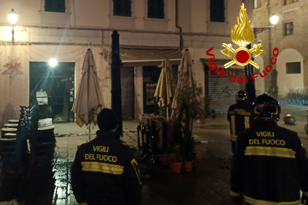 Nella notte a fuoco i dehors di alcuni locali in centro a Firenze