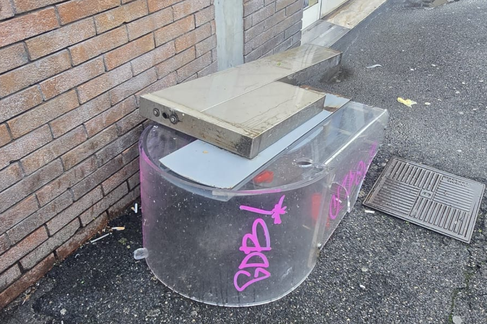 Via Maragliano, telefono pubblico vandalizzato e abbandonato