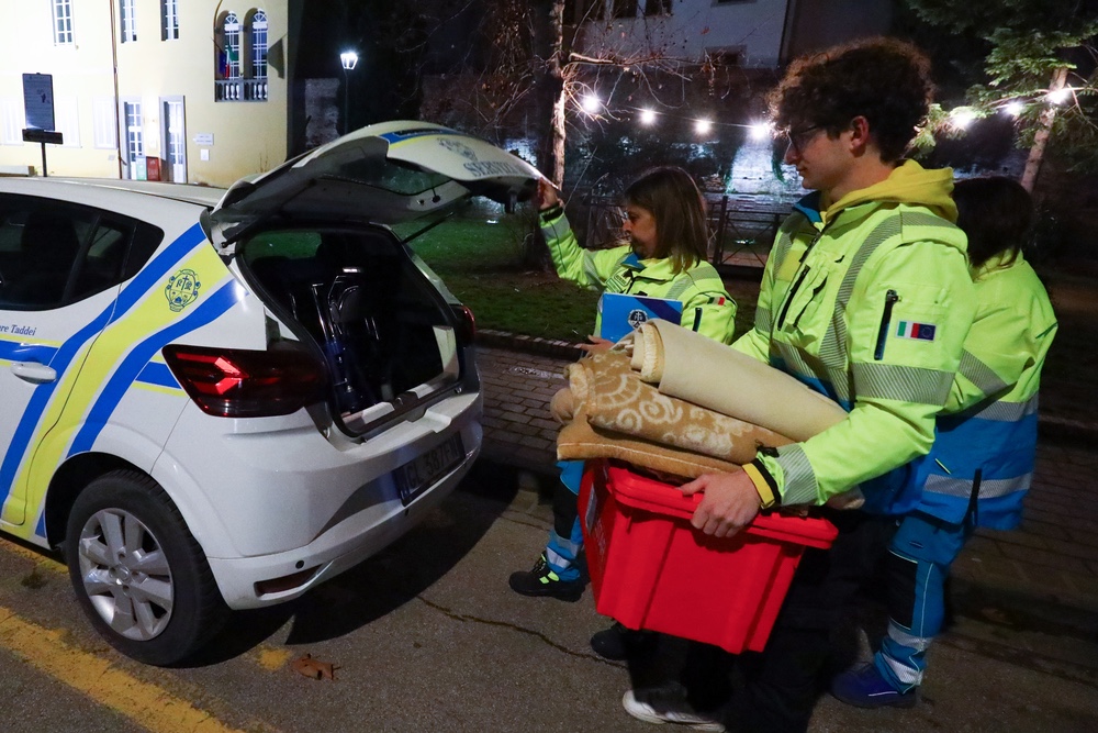 Emergenza freddo, la storia di Mihai, il senza fissa dimora che sfalcia l'erba e fa piccole manutenzioni a Novoli