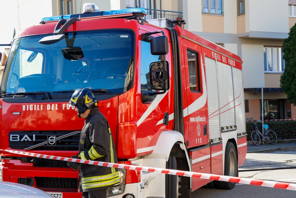 Incendio in un cantiere edile vicino all'Iti Leonardo da Vinci
