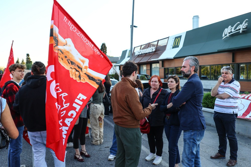 Vertenza Amom: presidio degli operai in piazza Duomo a Firenze