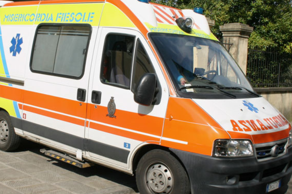 Bimba si sente male a scuola: ambulanza resta bloccata in cortile