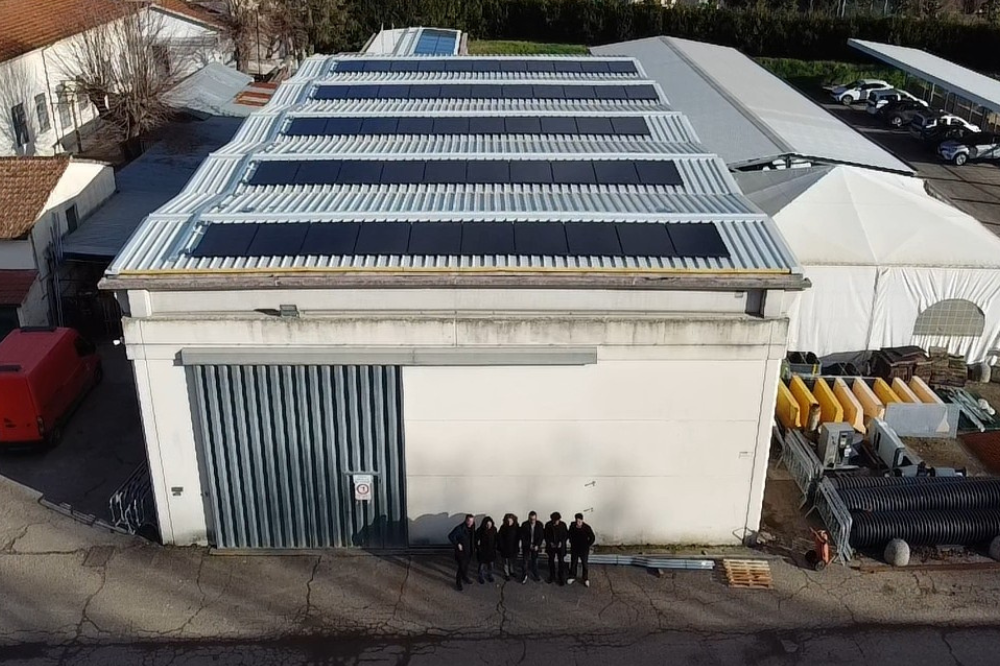 Addio amianto, al suo posto i nuovi pannelli solari. Così il Centro operativo del Comune si autoalimenta con energia pulita