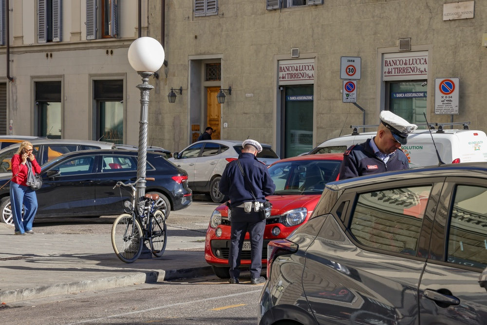 Multata per aver lasciato l’auto su un posto per i residenti, ma poteva