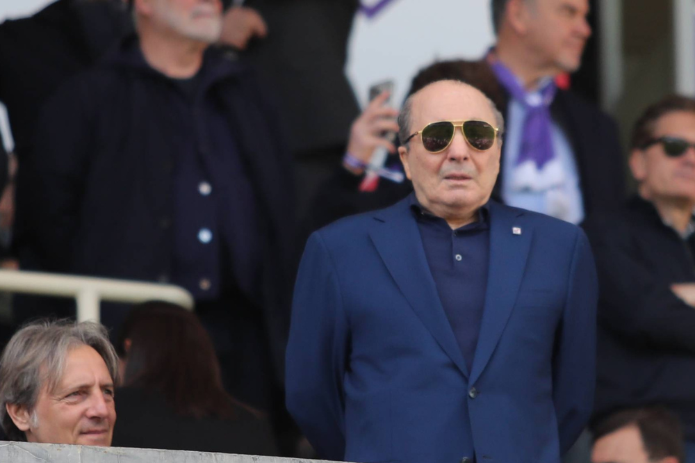 L'omaggio del Franchi a Commisso prima di Fiorentina-Cagliari