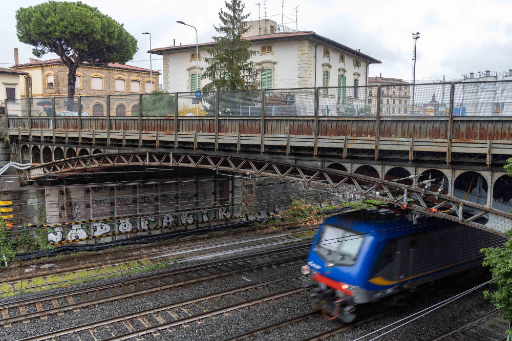 Posata la passerella pedonale al Ponte al Pino