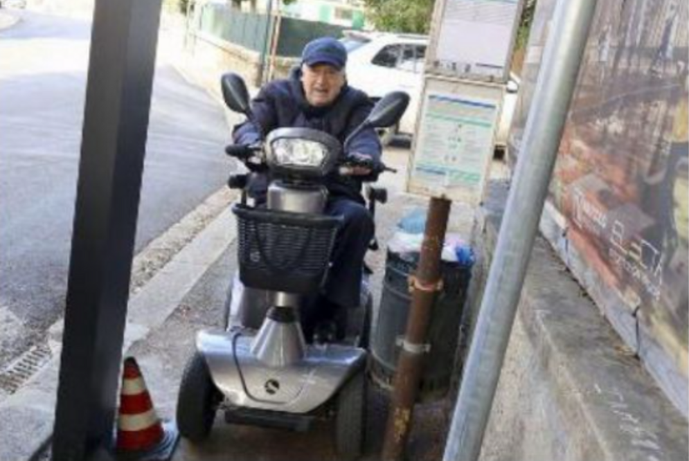 Marciapiedi di via di Legnaia: troppo larghi per i parcheggi, troppo stretti per le carrozzine