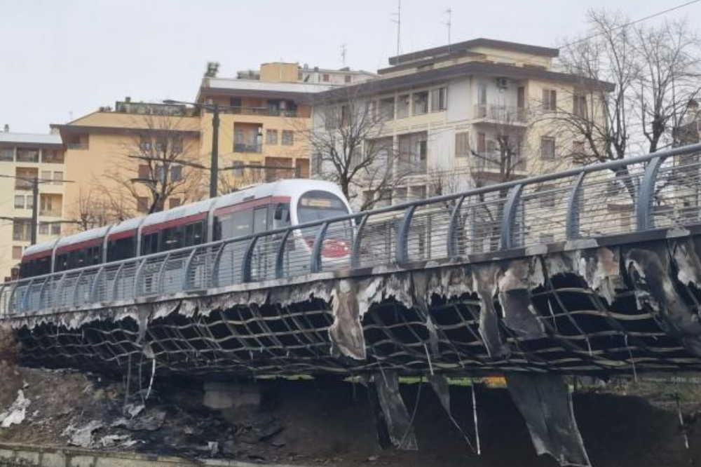 Maltempo, spostati i lavori di sollevamento del ponte Hack a Firenze