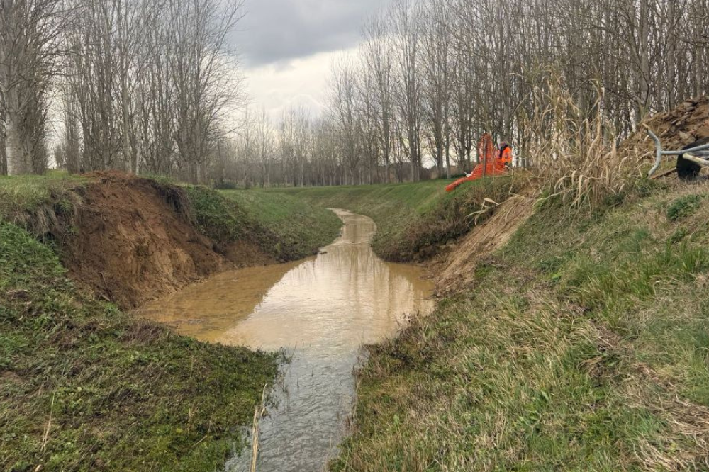 Rimosso il ponte disassato sul rio di Valbugiana, a Fucecchio