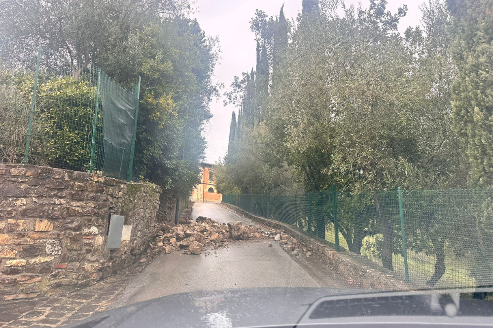 Crollato un tratto di muretto in via San Quirichino