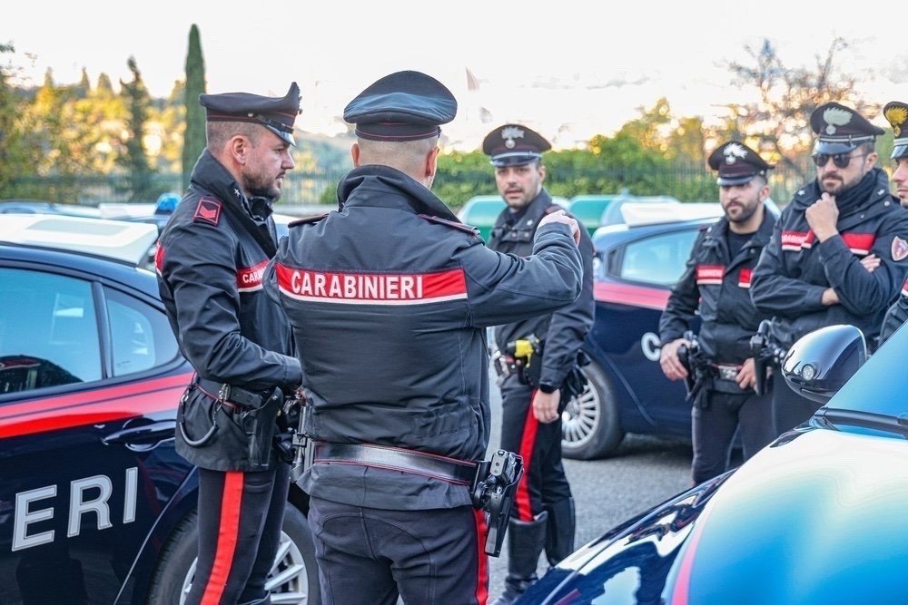 Furti in due pelletterie a Scandicci, rubati centinaia di portafogli di marca