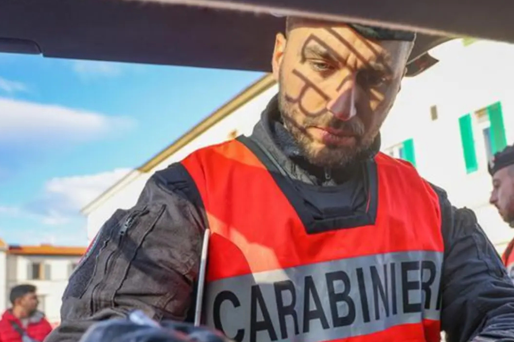 Svaligiano un cantiere a Firenze con il carrello della spesa, arrestata una coppia