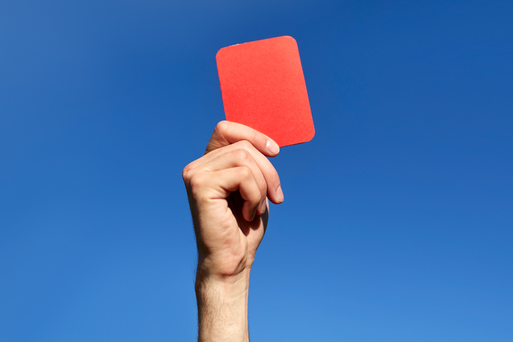Sputa contro l'arbitro, calciatore squalificato per due anni