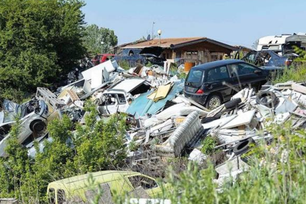 Rimosse tonnellate di rifiuti dai margini di via del Poderaccio