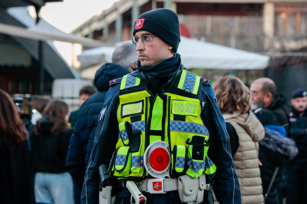 Rapinato del monopattino a Prato, 20enne in manette e 17enne denunciato