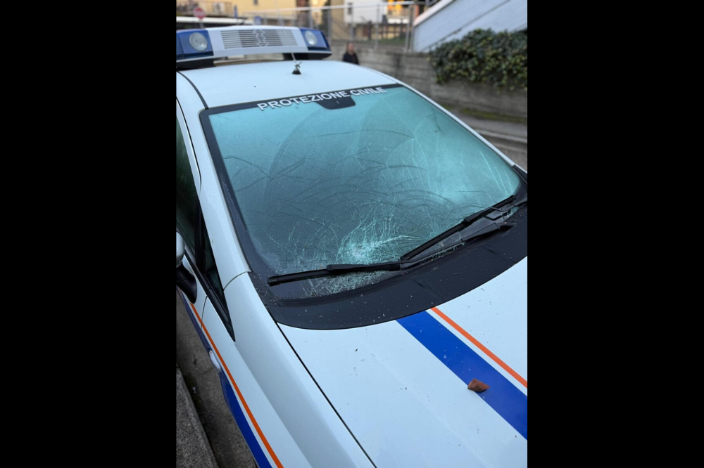 Danneggiata a Scandicci l'auto della protezione civile del Comune