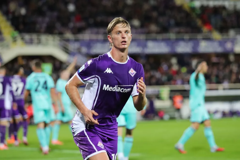 Albert Gudmundsson tra alti e bassi alla Fiorentina: da numero dieci a pedina tattica